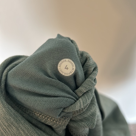 Align shorts 8" size 4 in heathered tidewater teal - Picture 3 of 4